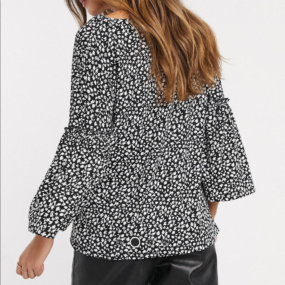 River Island | NWOT flared sleeve ditsy floral smock top in black and white - Picture 4 of 8